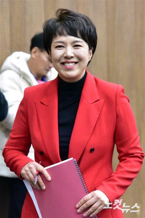 총선 출마 기자회견 마치고 이동하는 김은혜 노컷뉴스