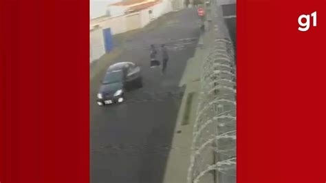 V Deo Homem Chuta Cachorro De Crian A D Chute Em Carro Que Passava E