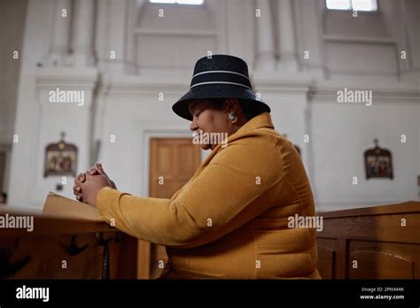 Vue Lat Rale De La Femme De Souche Afro Am Ricaine Assise Sur Le Banc