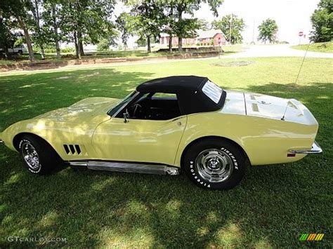 Safari Yellow Chevrolet Corvette Convertible Exterior Photo