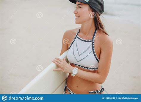 Persona Que Practica Surf De Sexo Femenino Hermosa En Bikini Con La