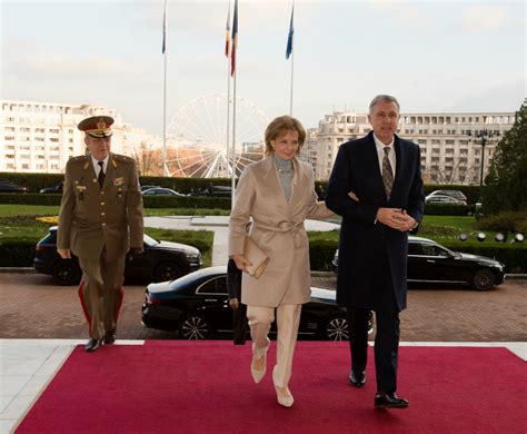 Margareta et Radu de Roumanie au Parlement à Bucarest Noblesse Royautés