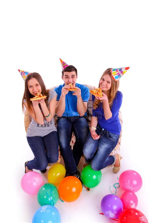 Tres Amigos Con Los Sombreros Y Los Globos Que Comen La Pizza Imagen De