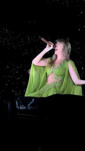 taylor swift singing "my tears ricochet" at the eras tour [Vídeo] | Loirinha, Fotografia ...