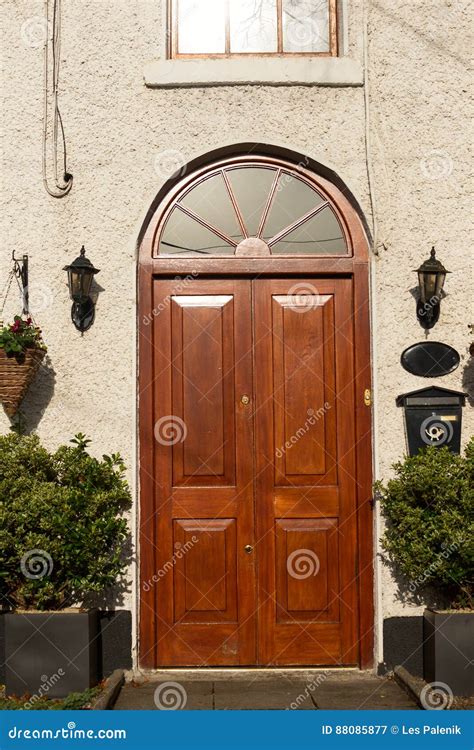 Puerta De Madera Con Un Arco Imagen De Archivo Imagen De Edificio