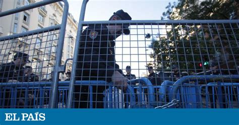 Absueltos cuatro policías acusados de torturar a un hombre ebrio en A