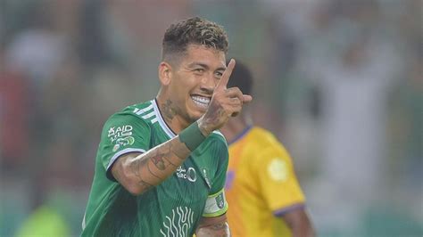 Roberto Firmino sofre lesão e vira desfalque no Al Ahli após hat trick