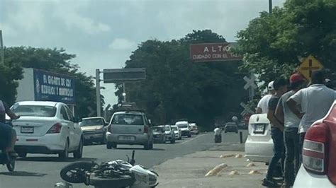 Motociclistas Se Impactan De Frente En Calles De Tierra Blanca