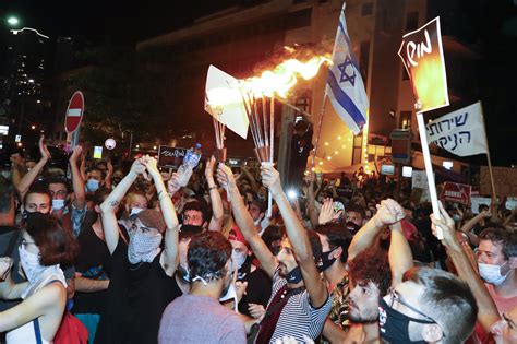 Milhares de manifestantes protestam em Israel contra corrupção e gestão