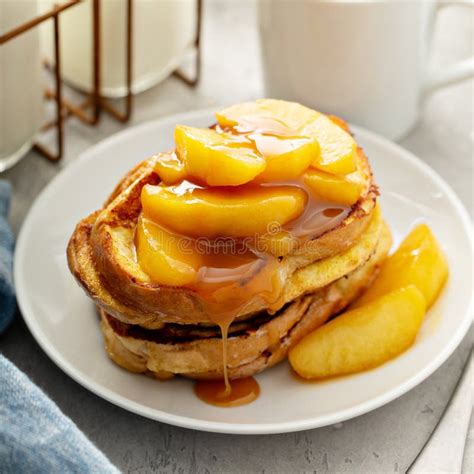 Tapa De Manzana De Caramelo Para Crepes Y Helados Foto De Archivo