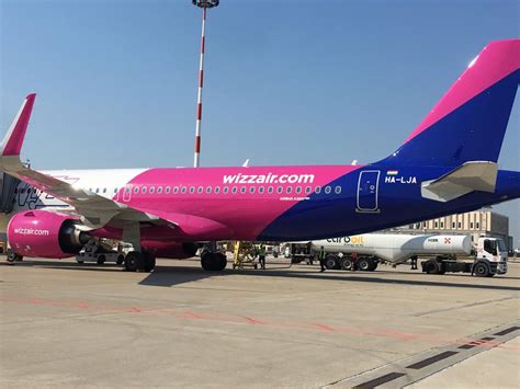 Wizz Air Apre La Base Di Bari Torta Per Il Primo Giorno Italiavola