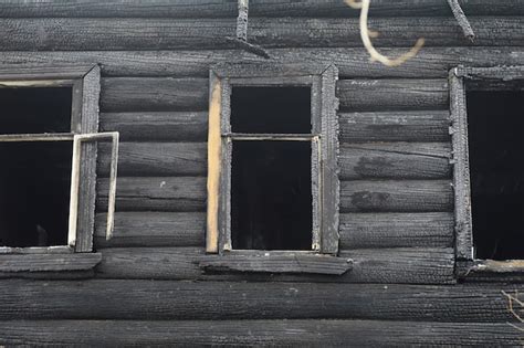 Casa De Madera Tras El Incendio Carbones En Los Troncos Las Cenizas