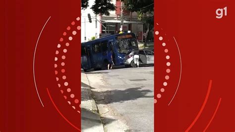 Homem é Suspeito De Agredir Motorista De ônibus Com Barra De Ferro Em