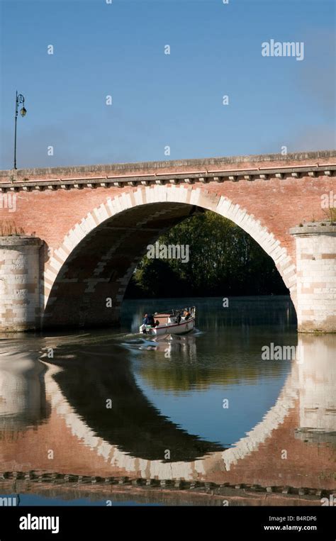 Pleasure Boat Under Bridge Hi Res Stock Photography And Images Alamy