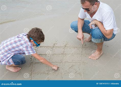 Pai E Filho Que Jogam Na Praia No Tempo Do Dia Imagem De Stock Imagem