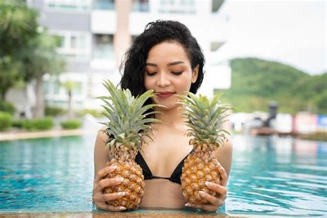 Bikini mujer joven mostrando piña piña fruta mujer sonriendo saludable