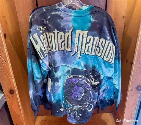 Haunted Mansion Fans Need To See Disney Worlds Glow In The Dark Spirit