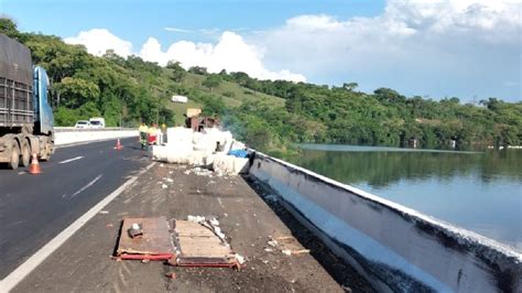 Tombamento De Carreta Deixa Duas Pessoas Feridas Na BR 050 Em Araguari