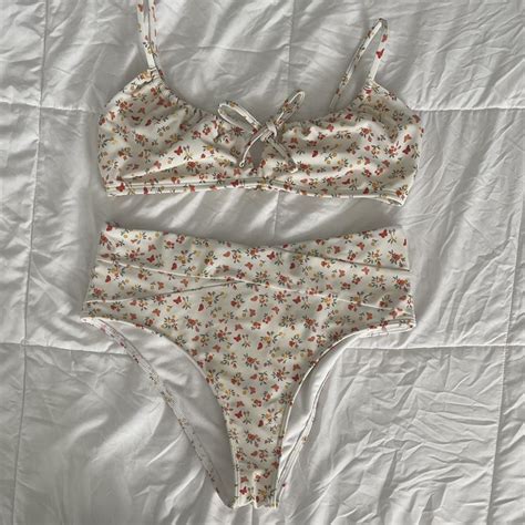 Hollister Floral Bikini Top Does Not Have Padding Depop