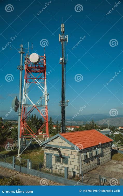 Torres De La Telecomunicaci N En Una Estaci N De Transmisor Receptor