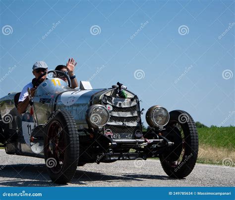 Om 469 De 1922 Sobre Um Antigo Carro De Corrida Em Rally Mille Miglia