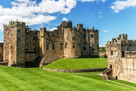 Solve Alnwick Castle Northumberland England Jigsaw Puzzle Online