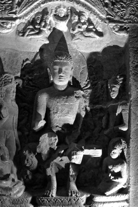 Estatua De Un Relieve De Buddha Tallado En Cueva De Ajanta Imagen De