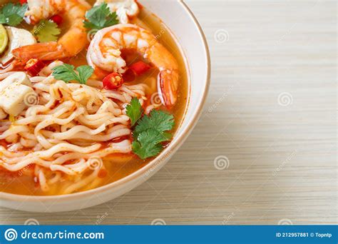 Macarr O Instant Neo Em Sopa Picante Camar Es Tom Yum Kung Imagem