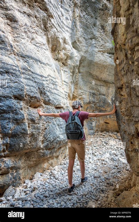 Menschen Wandern In Der Samaria Schlucht In Kreta Fotos Und