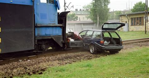 Voz Udario U Opel Na Prelazu Kod Loznice Gurao Kola Oko Metara