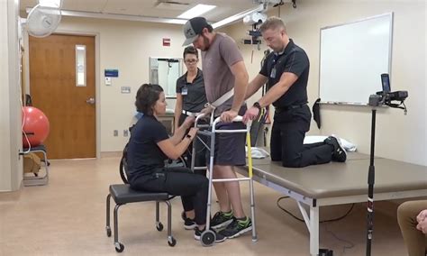 Histórico Hombre paralítico vuelve a caminar con un implante que