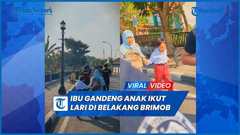 Momen Bahagia Ibu Gandeng Tangan Anak Sambil Lari Di Belakang Barisan