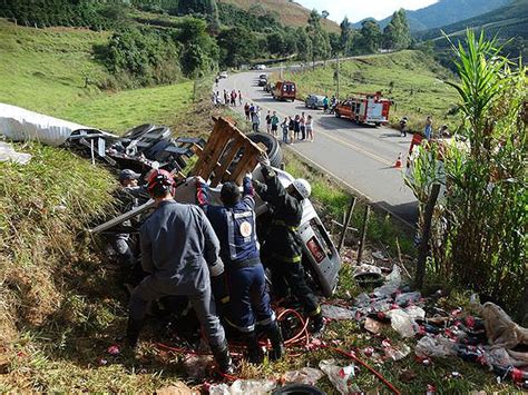 Caminhoneiro morre e passageiro fica ferido em acidente em São