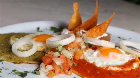 Receta De Huevos Divorciados Con Chilaquiles El Desayuno Mexicano