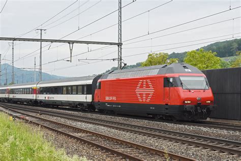 Re 460 014 4 durchfährt den Bahnhof Gelterkinden Bahnbilder de