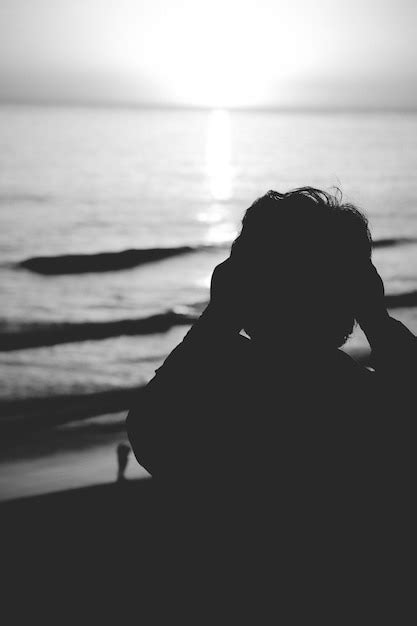 Vista Trasera De La Silueta De Una Mujer En La Playa Contra El Cielo