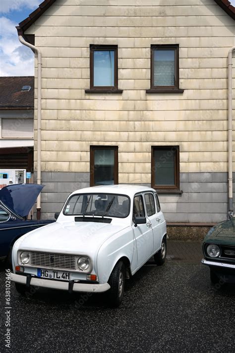 Scheinwerfer und Kühlergrill eines französischen Kleinwagen im Weiß der