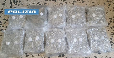 Napoli Sequestrati Oltre 10 Kg Di Droga Arrestato Un 27enne