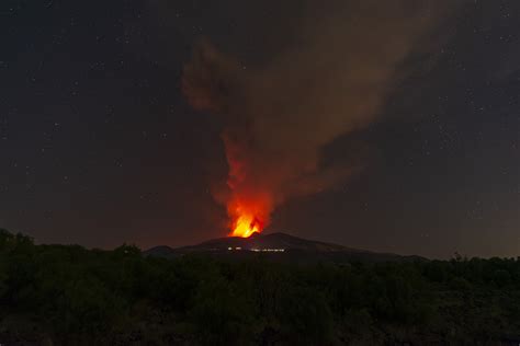 Cel Mai Nalt I Mai Activ Vulcan Al Europei A Erupt