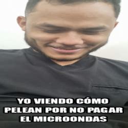 Meme Personalizado yo viendo cómo pelean por no pagar el microondas