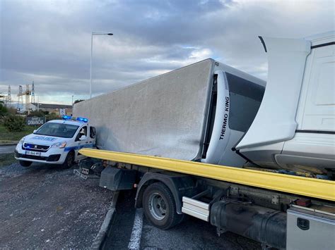 Image impressionnante à Perpignan Un poids lourd accidenté se couche