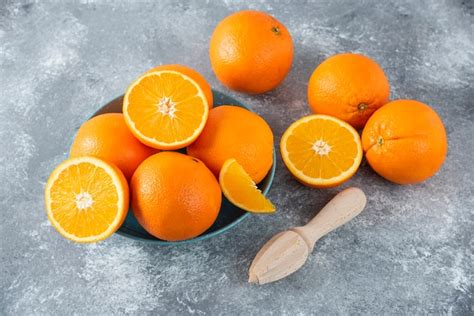 Uma Tigela Cheia De Frutas Suculentas De Laranja Fatiadas E Inteiras