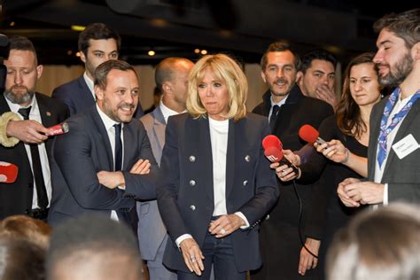 Photo La première dame Brigitte Macron avec son directeur de cabinet