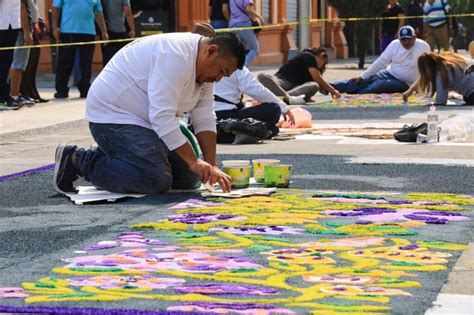 Elaboran Las Tradicionales Y Coloridas Alfombras De Semana Santa En El