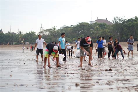 Bali community joins together to keep Bali’s beaches clean…