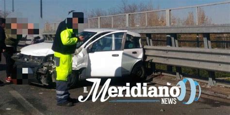 Incidente Sullasse Mediano Auto Si Schianta Contro Il Guard Rail Il