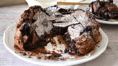 Gâteau au chocolat noir fondant et savoureux prêt en peu de temps