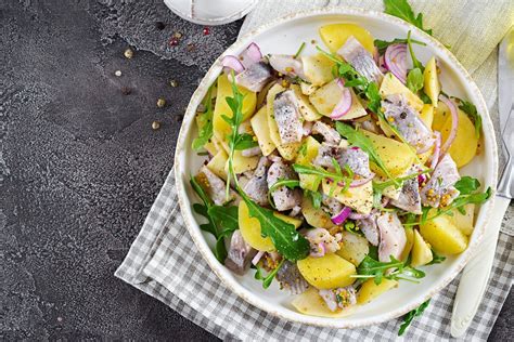 Einfacher Kartoffelsalat mit Hering Rucola und Äpfeln