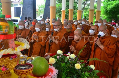 Pengambilan Api Dharma Waisak Antara Foto