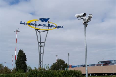 All Aeroporto Di Bologna Muore Operaio Schiacciato Da Un Mezzo Sulla